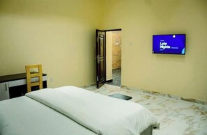 6 bedrooms, iron/ironing board, WiFi, bed sheets