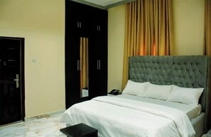 6 bedrooms, iron/ironing board, WiFi, bed sheets