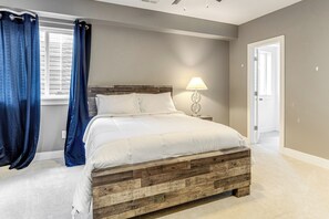 4 عدّة غرف نوم وخدمة الإنترنت وملاءات أسرّة