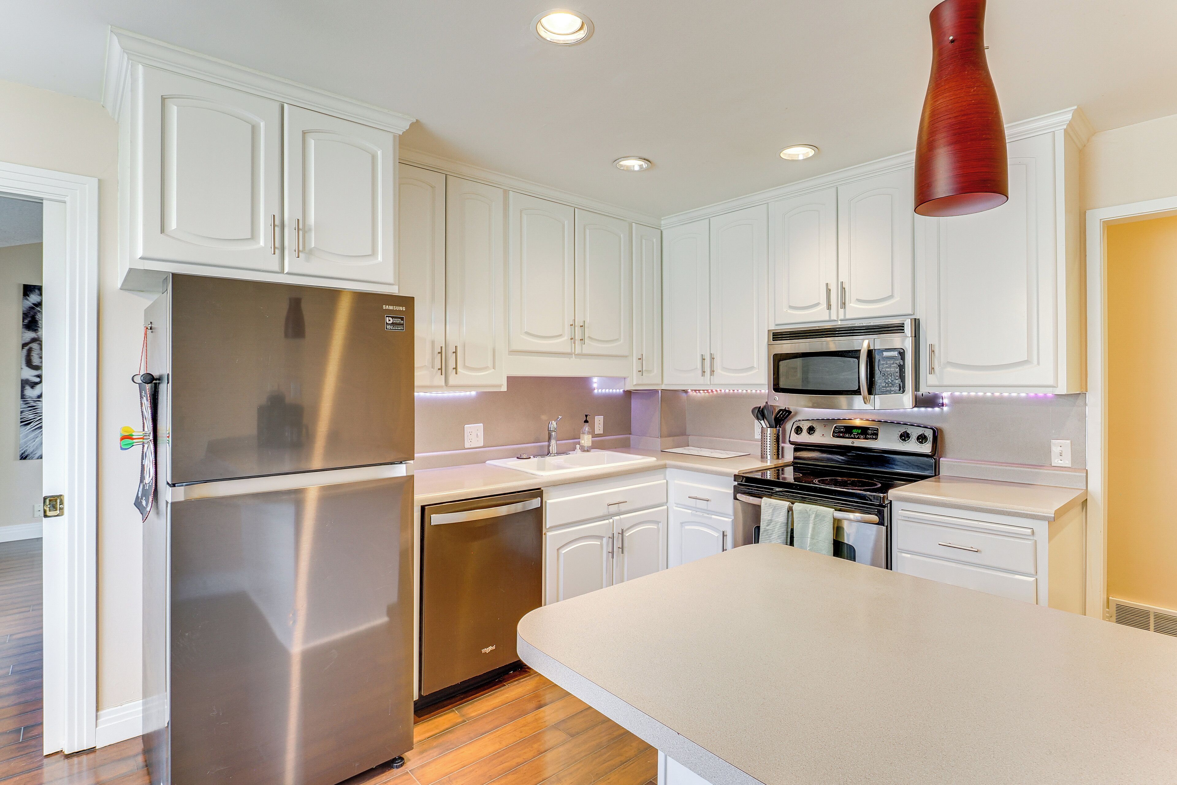 ثلاجة، ميكروويف، موقد طهي مسطح، غسالة أطباق