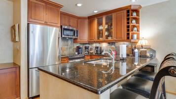 Coffee/tea maker, cookware/dishes/utensils