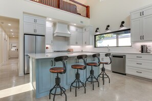 Kjøleskap, mikrobølgeovn, kokeplater og oppvaskmaskin