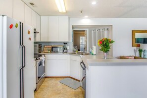 Fridge, microwave, stovetop, dishwasher