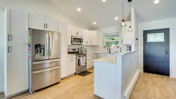 Fridge, microwave, stovetop, dishwasher