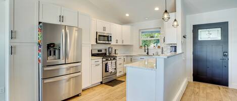 Fridge, microwave, stovetop, dishwasher