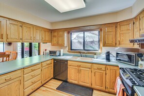 ثلاجة، ميكروويف، موقد طهي مسطح، غسالة أطباق