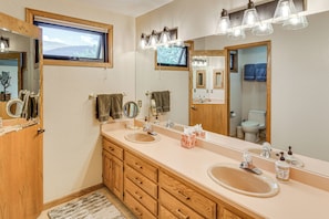 Hair dryer, towels - Large Family Duplex w/ Grill, Near Beaver Creek (Avon)
