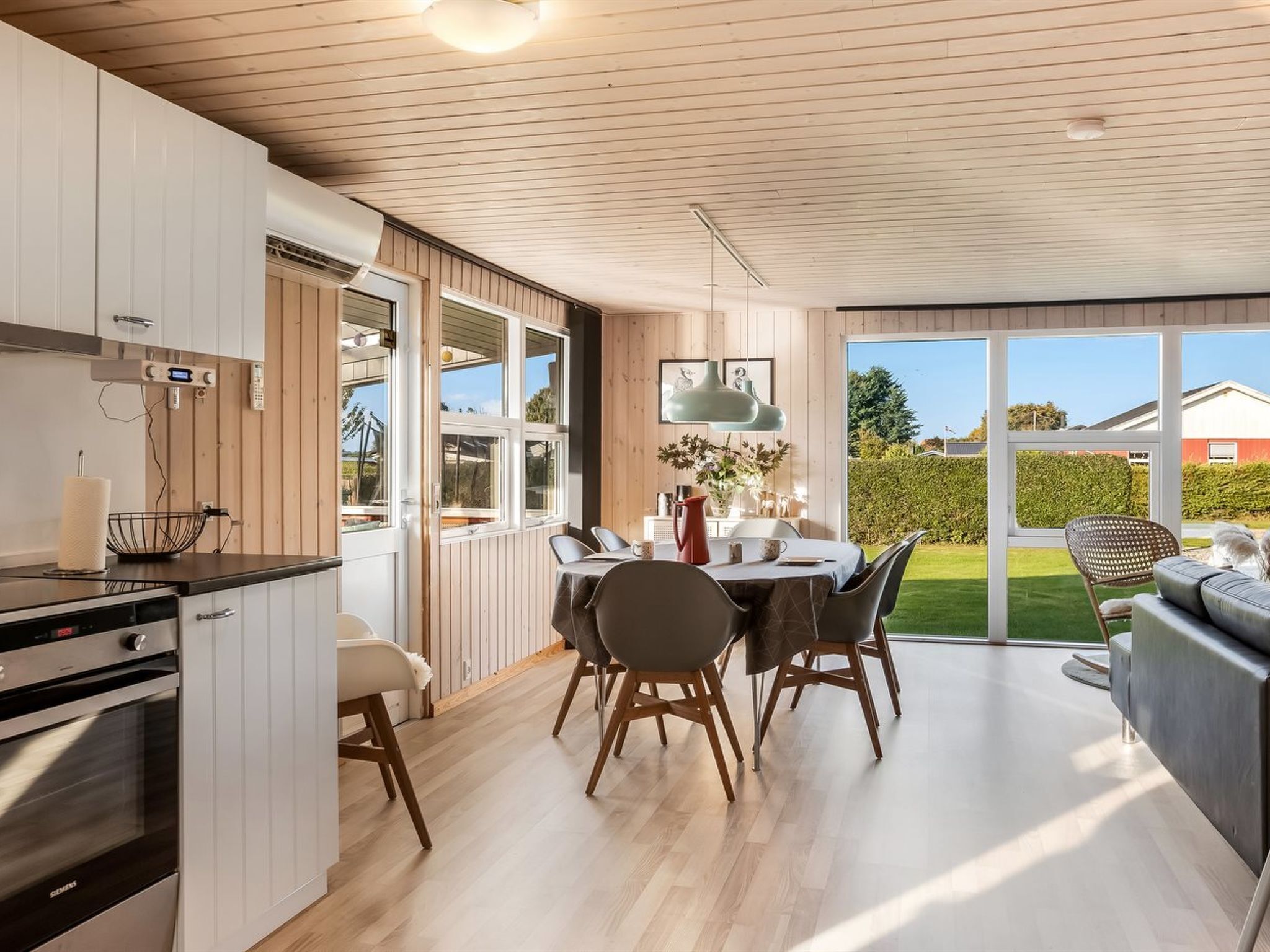 Kühlschrank, Mikrowelle, Geschirrspüler, Kochgeschirr/Geschirr/Besteck