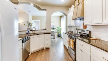 Fridge, microwave, stovetop, dishwasher