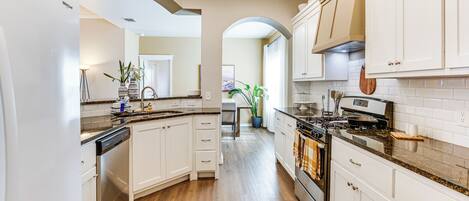 Jääkaappi, mikroaaltouuni, liesi, astianpesukone