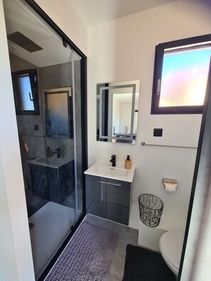 Dusche, Haartrockner, HandtĂŒcher, Toilettenpapier