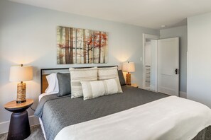 3 habitaciones, tabla de planchar con plancha, internet y ropa de cama