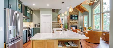 Frigorífico, microondas, placa de cocina y lavavajillas