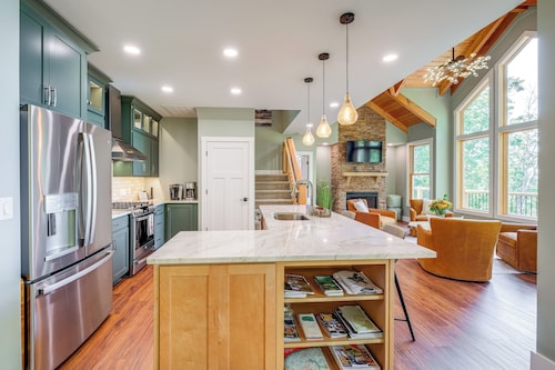 Mtn Views & Spacious Deck! Modern Caldwell Getaway