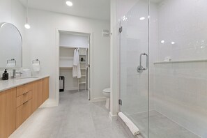 Douche, séchoir à cheveux, serviettes fournies