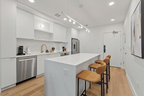 Fridge, oven, stovetop, dishwasher