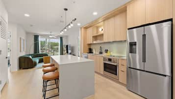 Coffee/tea maker, fridge, oven, stovetop