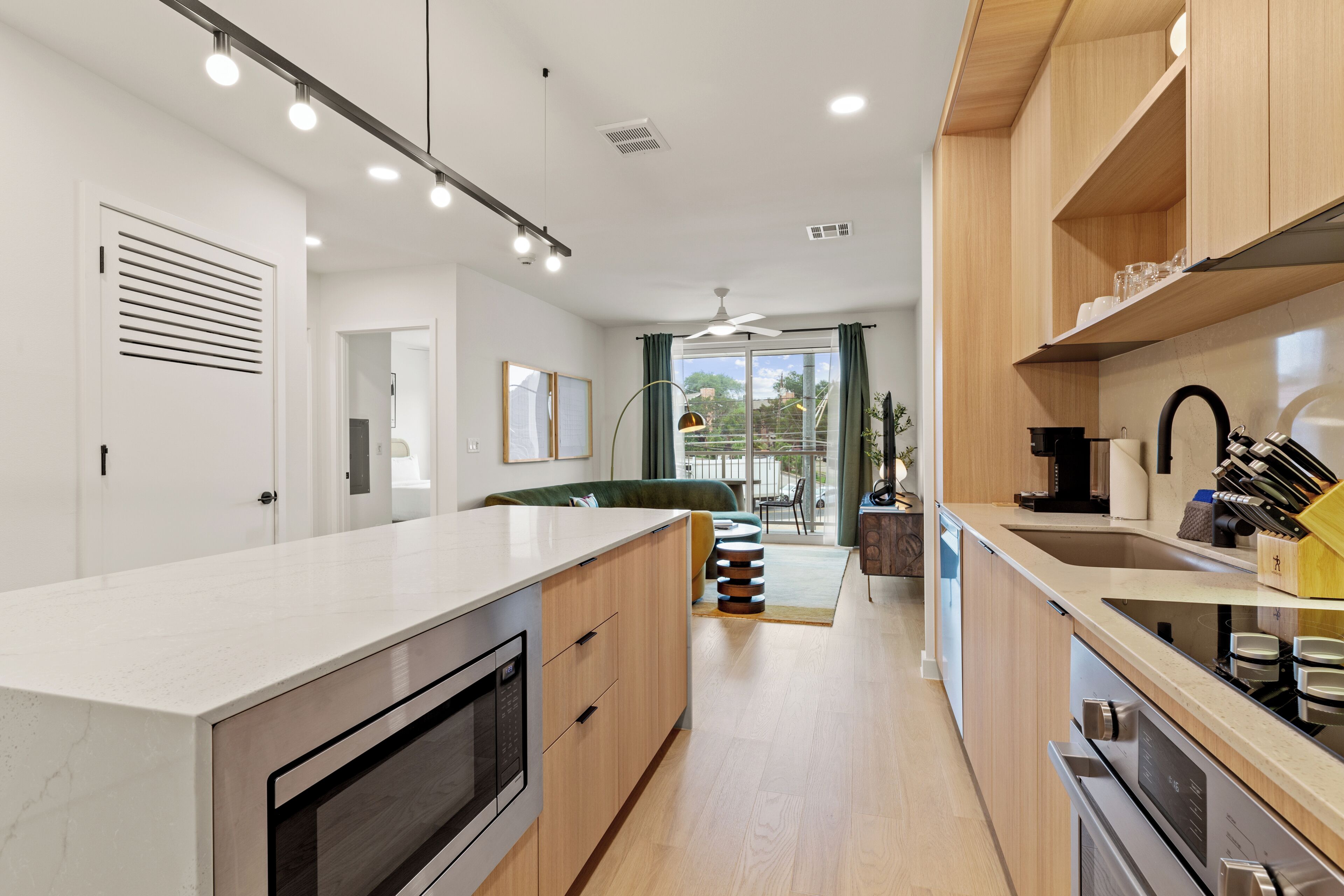 Coffee/tea maker, fridge, oven, stovetop