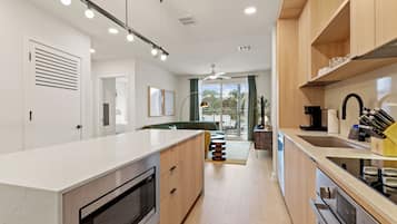 Coffee/tea maker, fridge, oven, stovetop