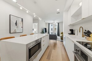 Fridge, oven, stovetop, dishwasher