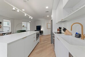 Fridge, oven, stovetop, dishwasher
