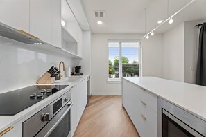 Fridge, oven, stovetop, dishwasher - Balcony | Pool & Sky Deck | Bar & Restaurant | Steps from Zilker | The Code (Austin)