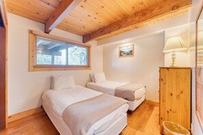7 habitaciones, tabla de planchar con plancha y cuna de viaje 