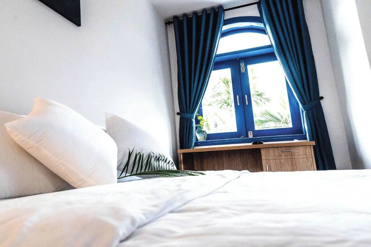 Standardrum - balkong - utsikt mot resort | Skrivbord, arbetsyta för laptop och mörkläggningsgardiner