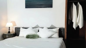 Desk, laptop workspace, blackout curtains, soundproofing - SEA FLOWER HOUSE (Thanh pho Hoi An)