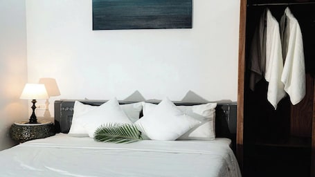 Escritorio, espacio para trabajar con laptop y cortinas blackout