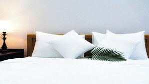 Habitación estándar, vista a la playa | Escritorio, espacio para trabajar con laptop y cortinas blackout