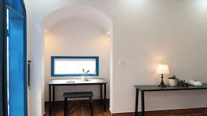 Desk, laptop workspace, blackout curtains, soundproofing - SEA FLOWER HOUSE (Thanh pho Hoi An)