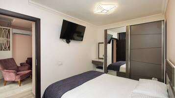 Apartamento standard, sacada | Cortinas blackout, ferros/tábuas de passar roupa, Wi-Fi de cortesia