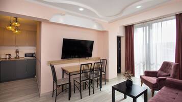 Apartamento standard, sacada | Área de estar | TV de tela plana 50 polegadas com canais a cabo