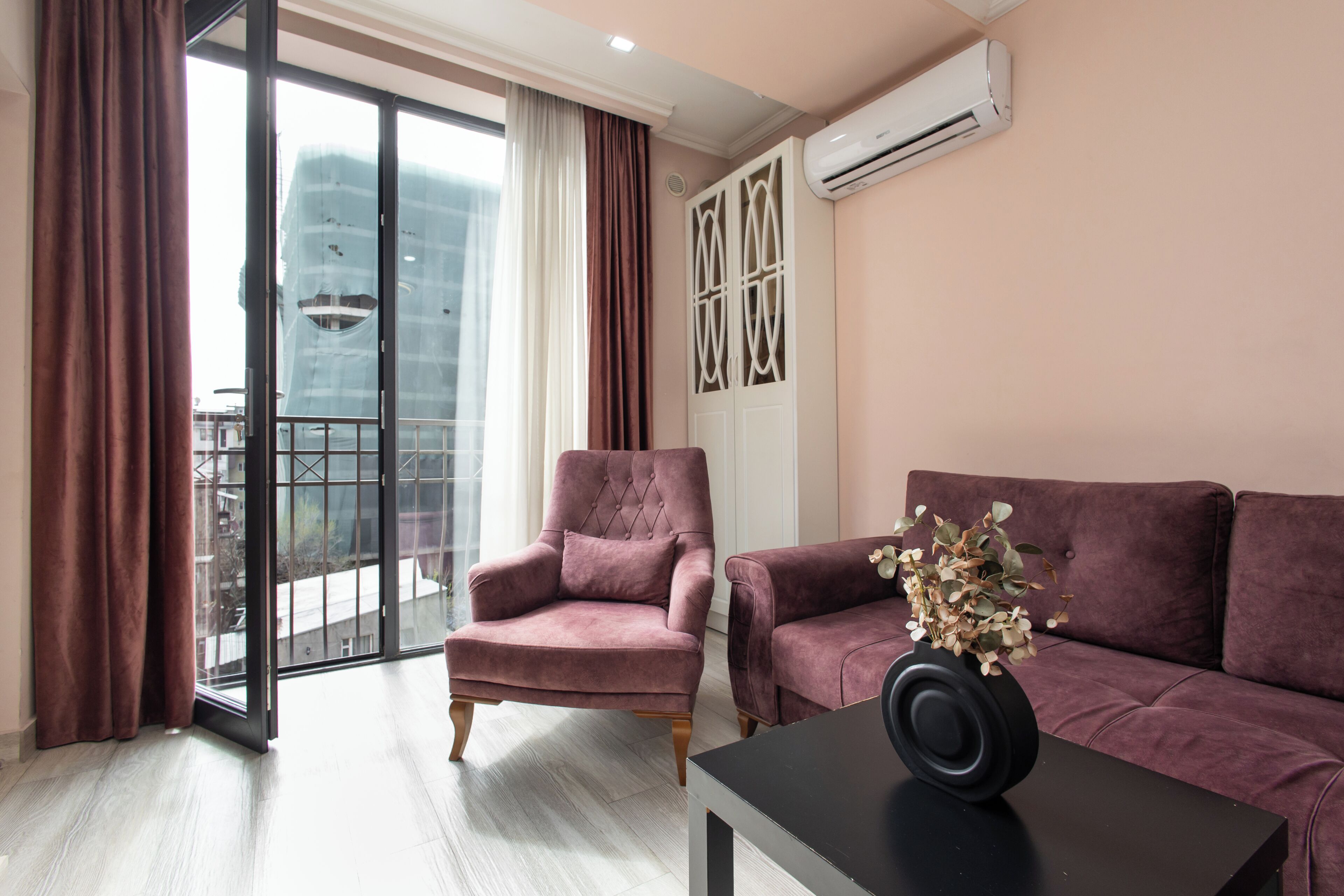Apartamento standard, sacada | Área de estar | TV de tela plana 50 polegadas com canais a cabo