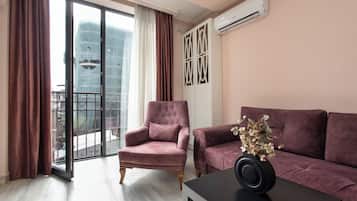 Apartamento standard, sacada | Área de estar | TV de tela plana 50 polegadas com canais a cabo