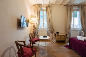 2 bedrooms, iron/ironing board, WiFi, bed sheets - Just a few steps from Piazza Santa Croce, this comfortable and well-equipped apartment is the ideal choice for those looking for a relaxing and convenient stay. Featuring two bedrooms with a total of four beds, one bathroom, a fully equipped kitchen, and (Firenze)