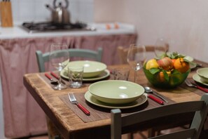 Dining - Just a few steps from Piazza Santa Croce, this comfortable and well-equipped apartment is the ideal choice for those looking for a relaxing and convenient stay. Featuring two bedrooms with a total of four beds, one bathroom, a fully equipped kitchen, and (Firenze)