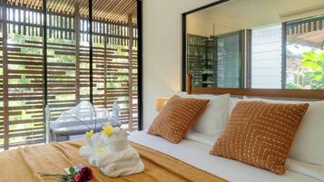 Desk, blackout curtains, free WiFi