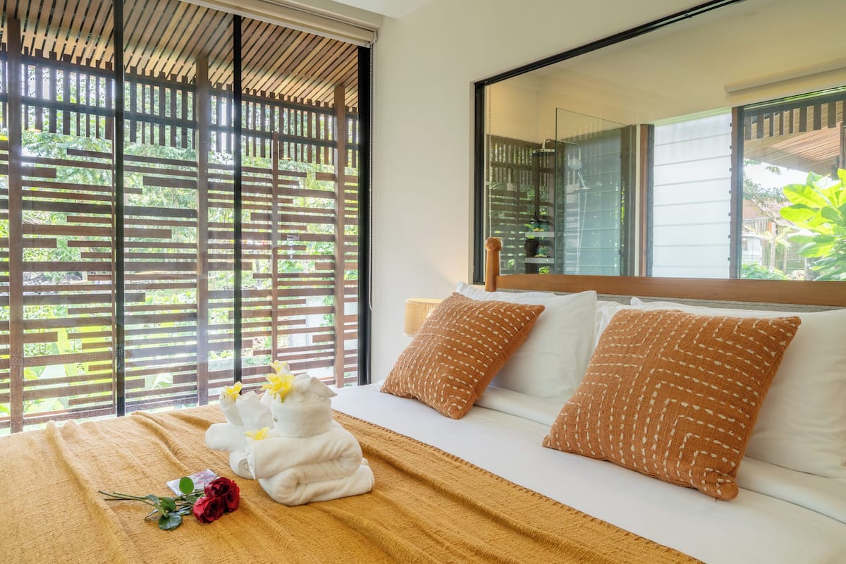 Desk, blackout curtains, free WiFi