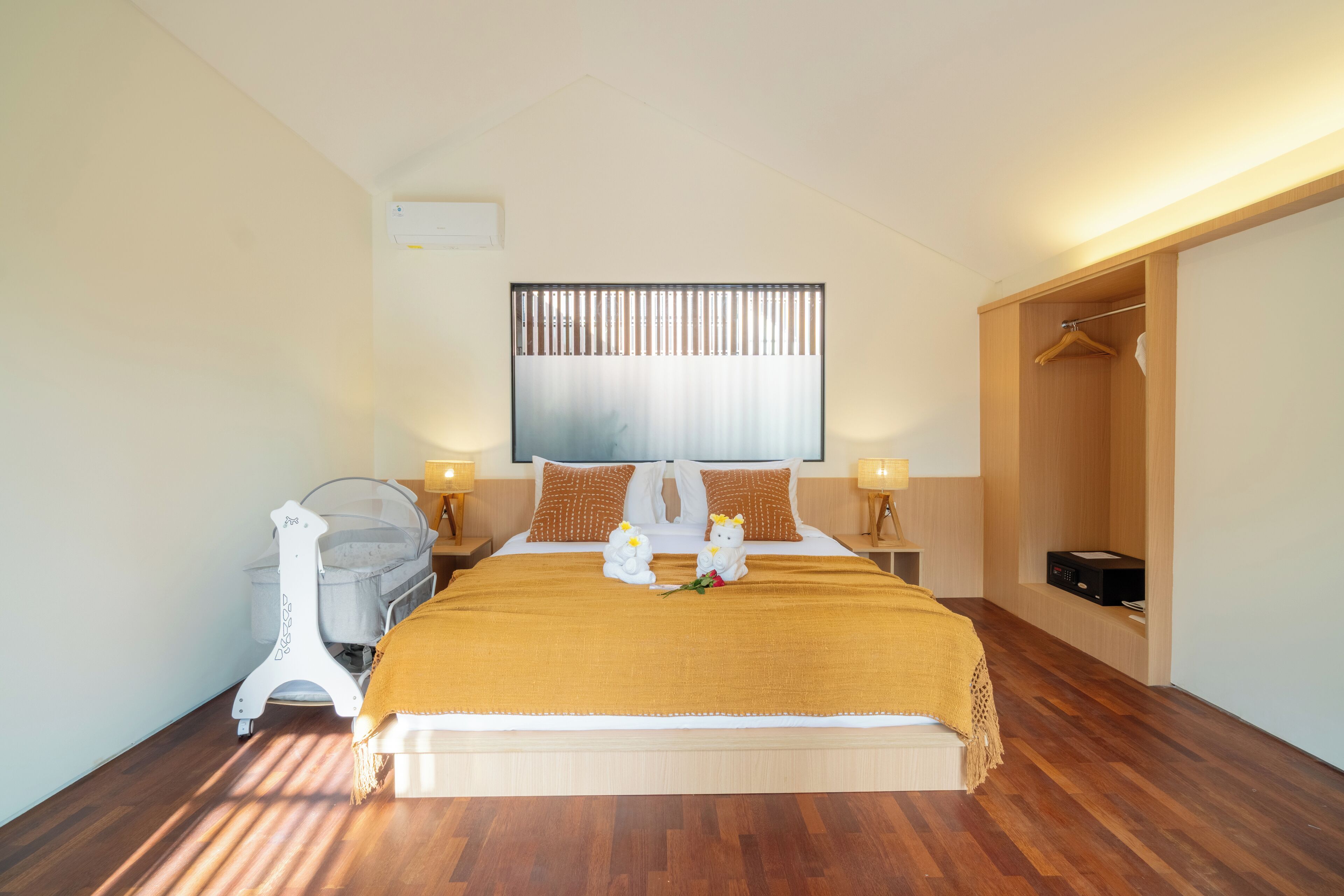 Skrivebord, blendingsgardiner og wi-fi (inkludert)