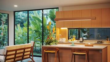 Kjøleskap, mikrobølgeovn, kokeplater og vannkoker