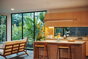 Tủ lạnh, lò vi sóng, bếp nấu, ấm điện 