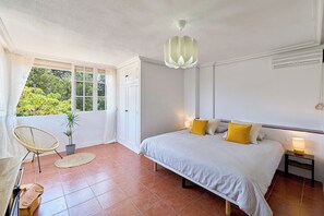 2 bedrooms, iron/ironing board, internet, bed sheets