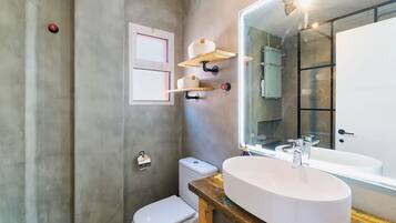 Douche, sĂšche-cheveux, serviettes fournies, savon