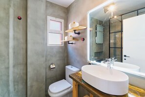 Douche, séchoir à cheveux, serviettes fournies, savon