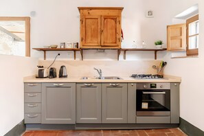 Frigorifero, forno, piano cottura, lavastoviglie