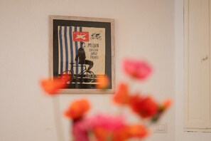 Una obra de arte enmarcada en una pared, con una puerta al fondo.