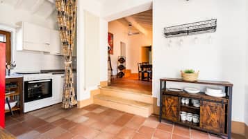 Frigorifero, forno, piano cottura, macchina per tè/caffè