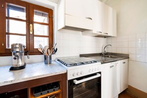 Kühlschrank, Ofen, Herdplatte, Wasserkocher mit Kaffee-/Teezubehör